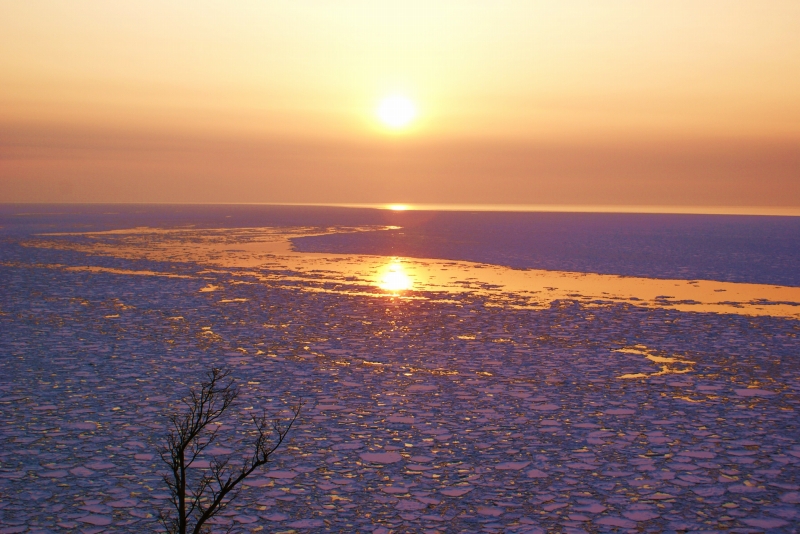 6. 流氷のオホーツク海（海明け）