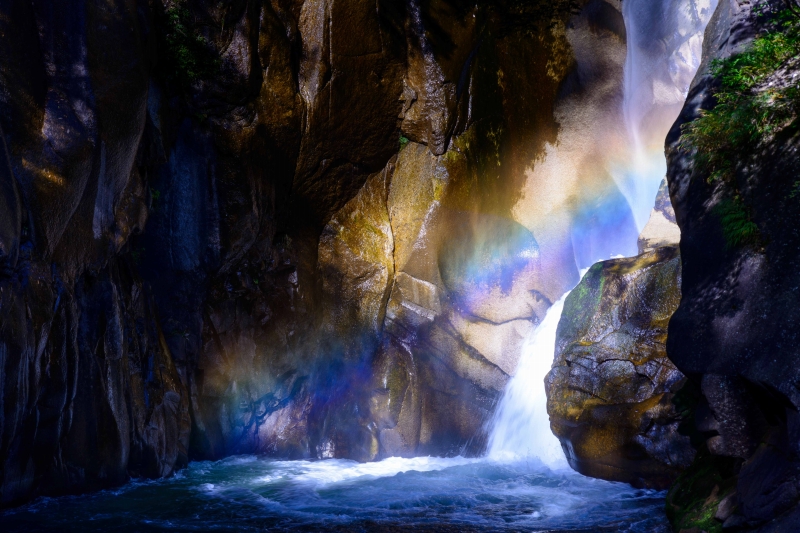58. 虹色の滝